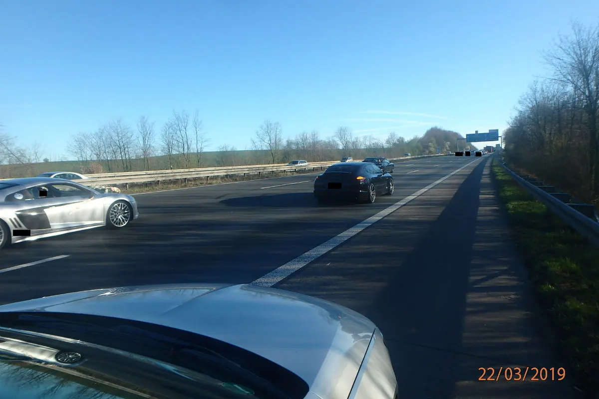 Mutmassliche Hochzeitsgesellschaft in Luxusautos blockiert Autobahn