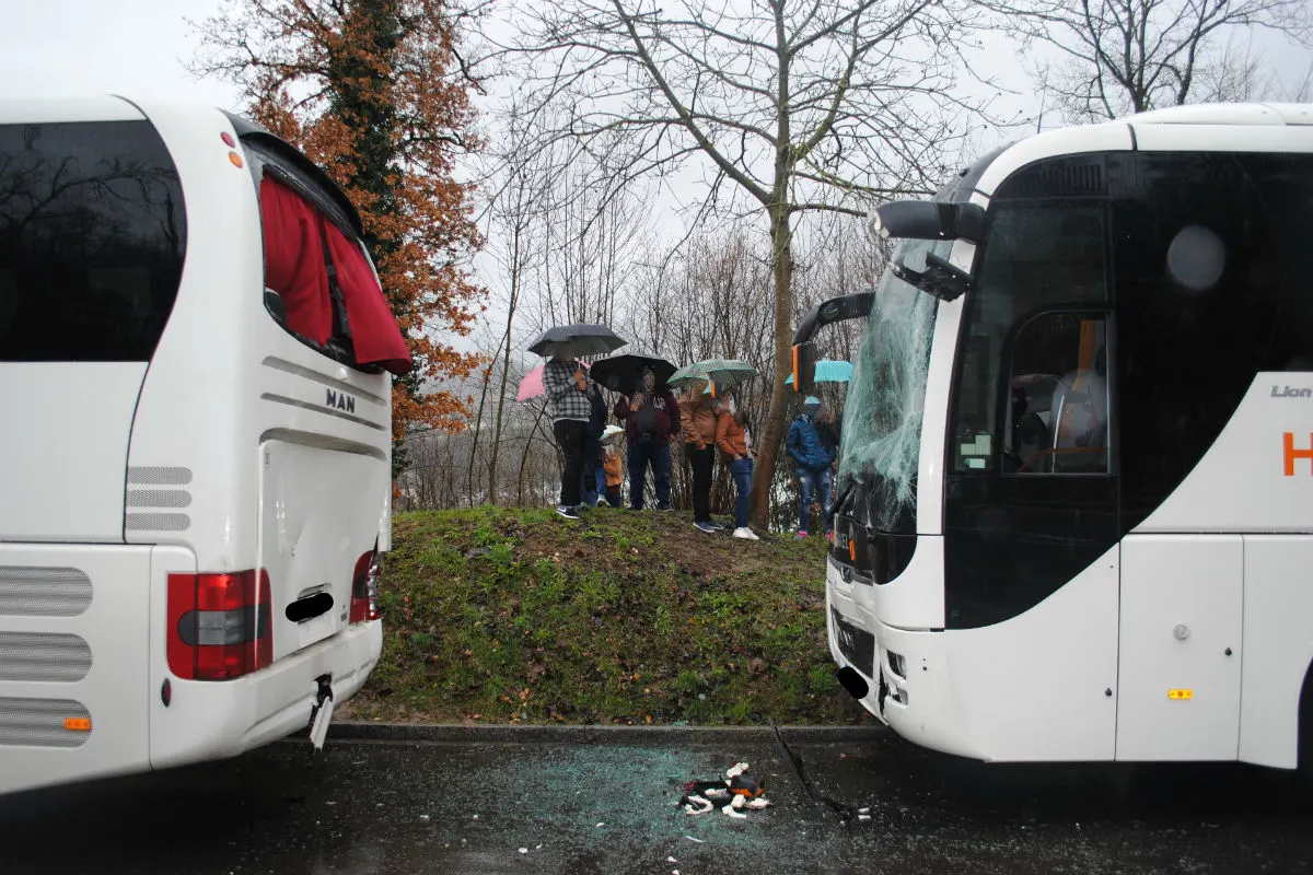 Neuhausen am Rheinfall SH - Auffahrkollision zweier Reisecars 