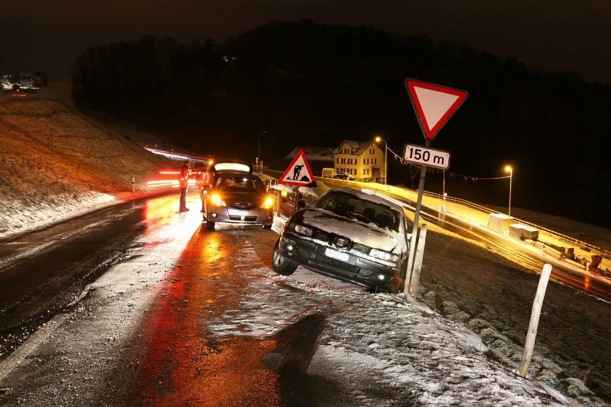 St. Gallen SG - Auto gerät ins Schleudern