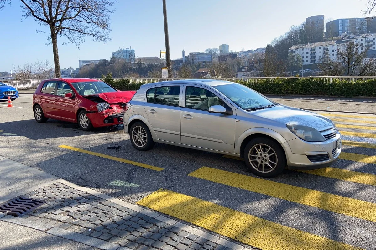  Stadt Schaffhausen - Auffahrkollision vor Fussgängerstreifen endet mit Sachschaden