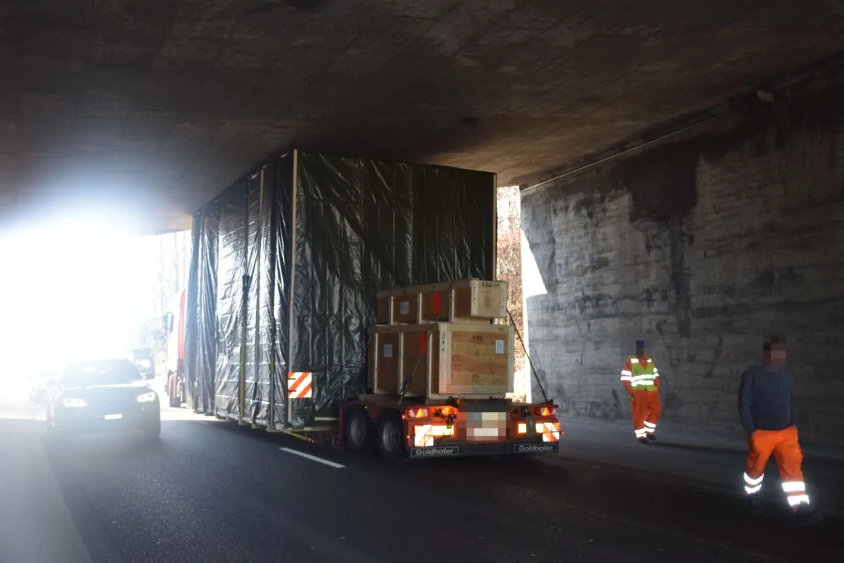 Egerkingen SO - Ausnahmetransporter steckt unter Brücke fest