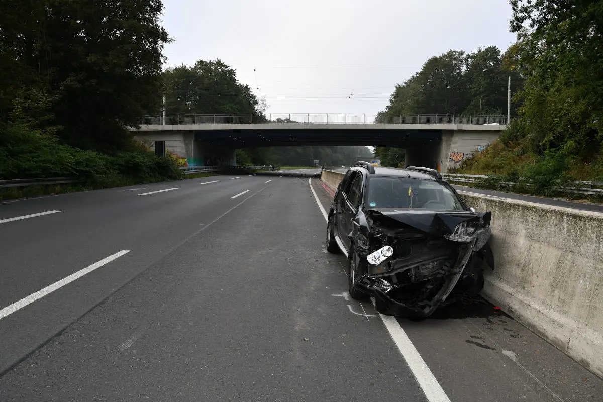 Bochum – Schwer verletzt – Frau (25) prallt gegen Mittelleitplanke