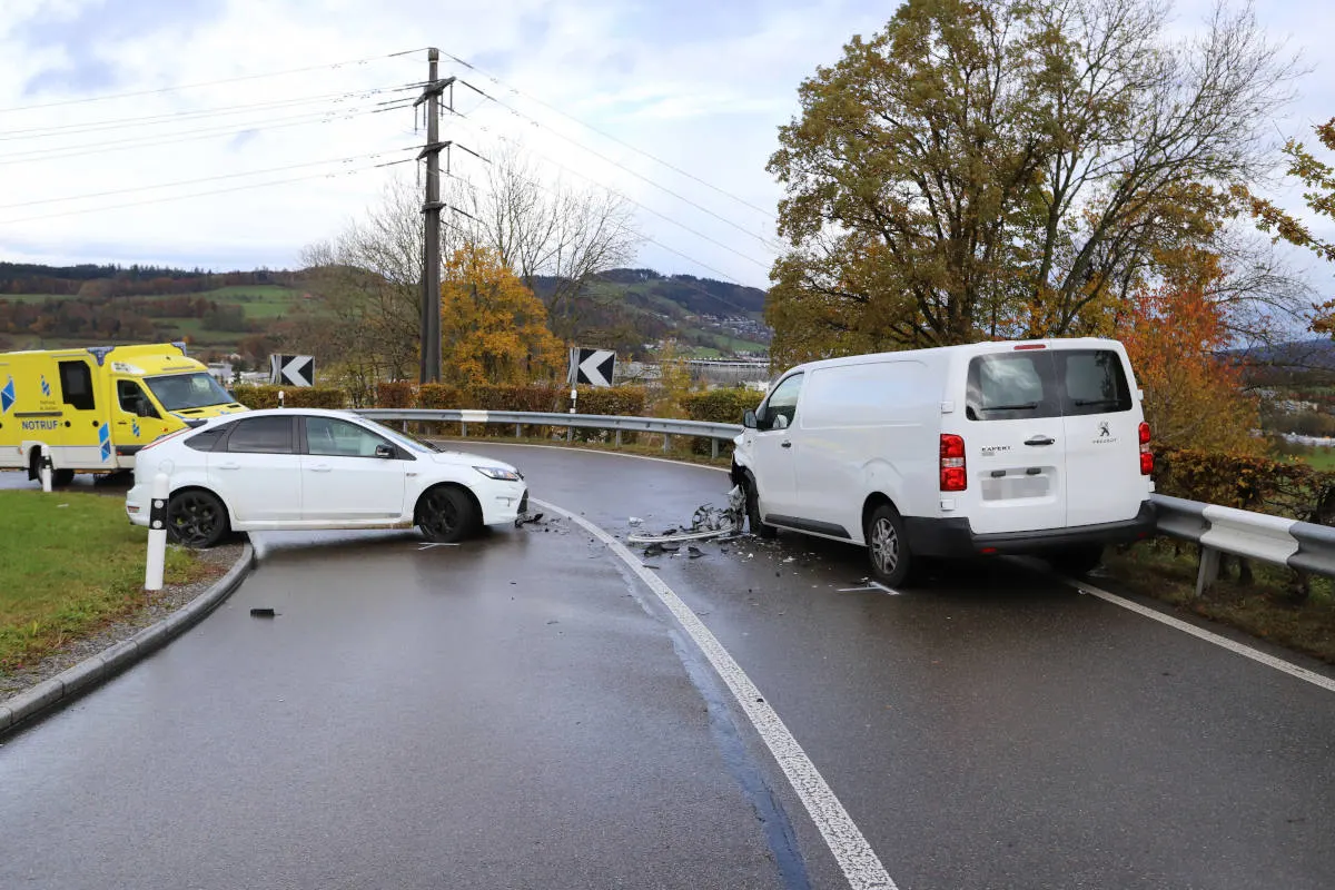 Stadt St. Gallen – Mutter und Kleinkind nach Frontalkollision verletzt