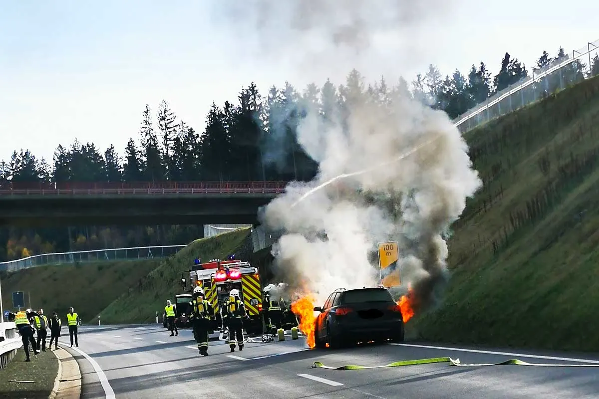 Fahrzeugbrand in Longkamp - Motorraum in Flammen!