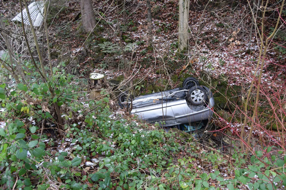 Rehetobel AR - Auto rollt Wiesenbord hinunter