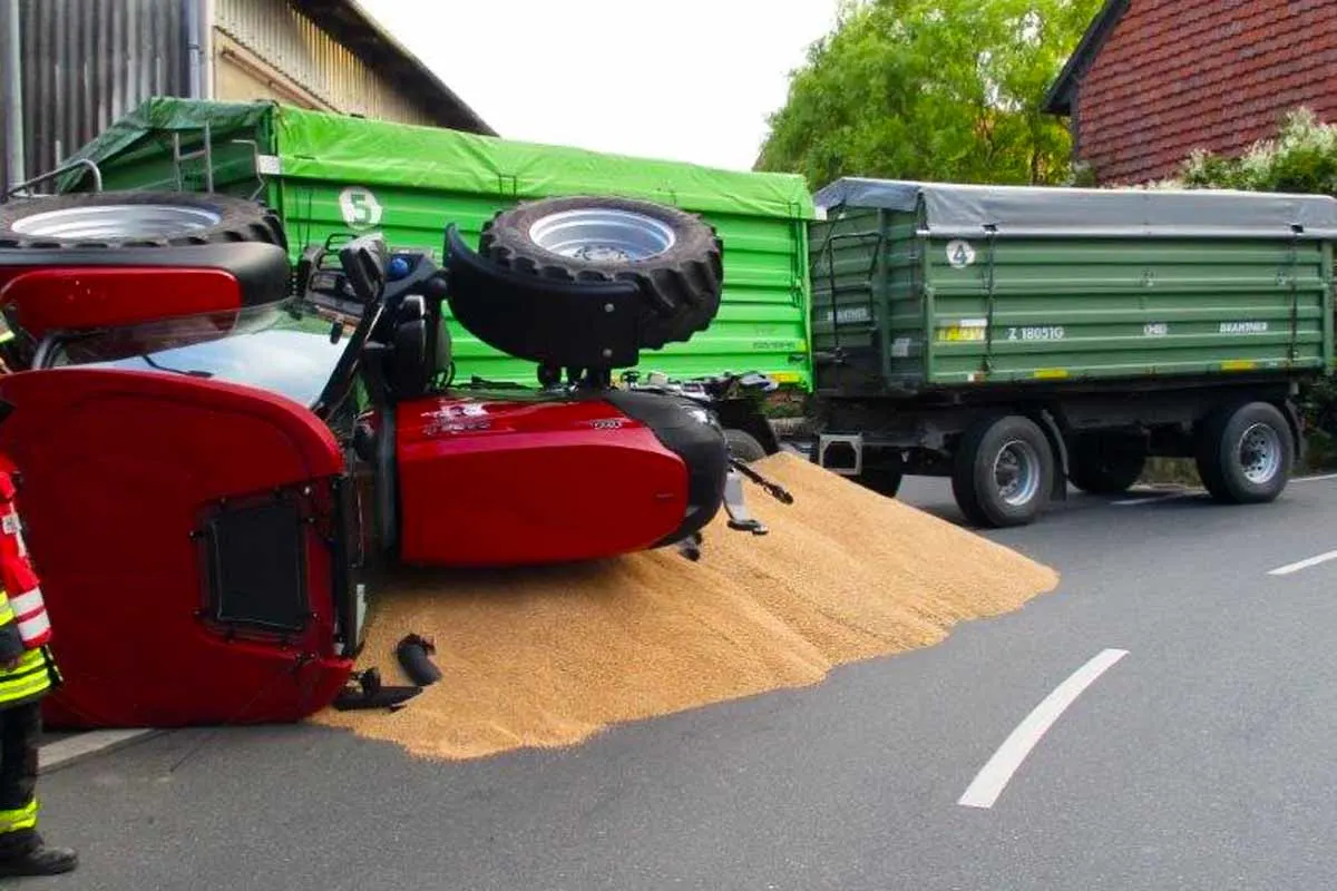 Goslar - Unfall mit Trecker - Getreide blockiert die Fahrbahn