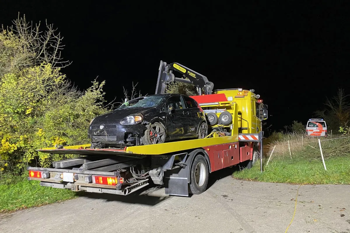 Oberhallau SH – Kontrolle verloren und in Böschung gelandet– beinahe Absturz über Berghang