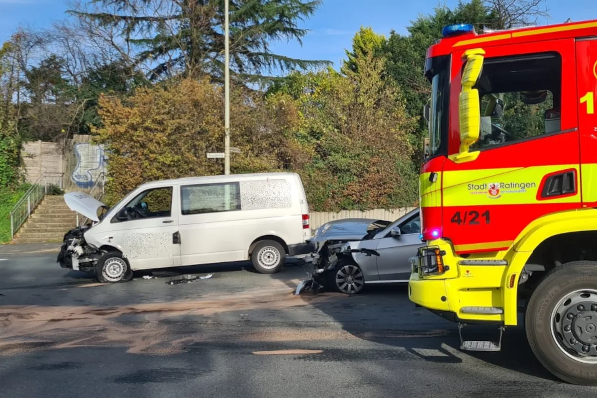 Ratingen – Verkehrsunfall im Kreuzungsbereich – Zwei Personen verletzt