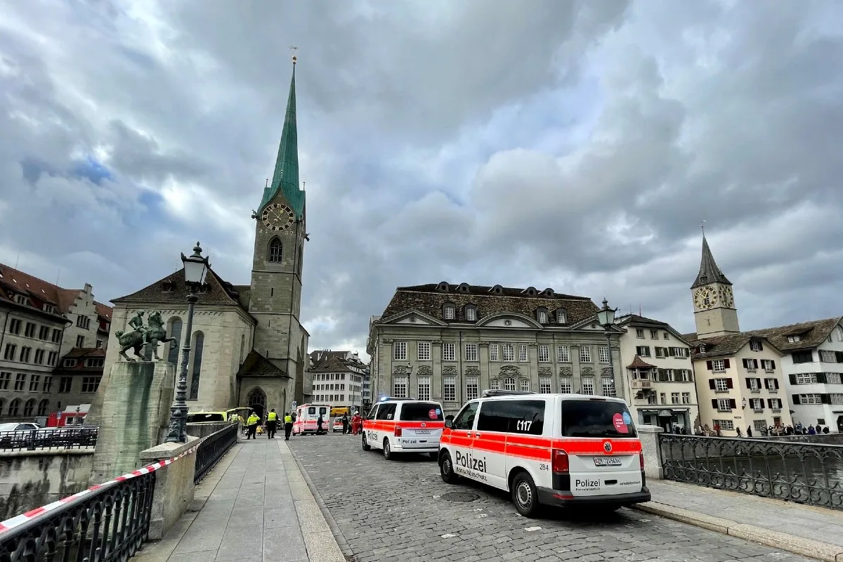 Stadt Zürich - Personenwagen  stürzt in Limmat
