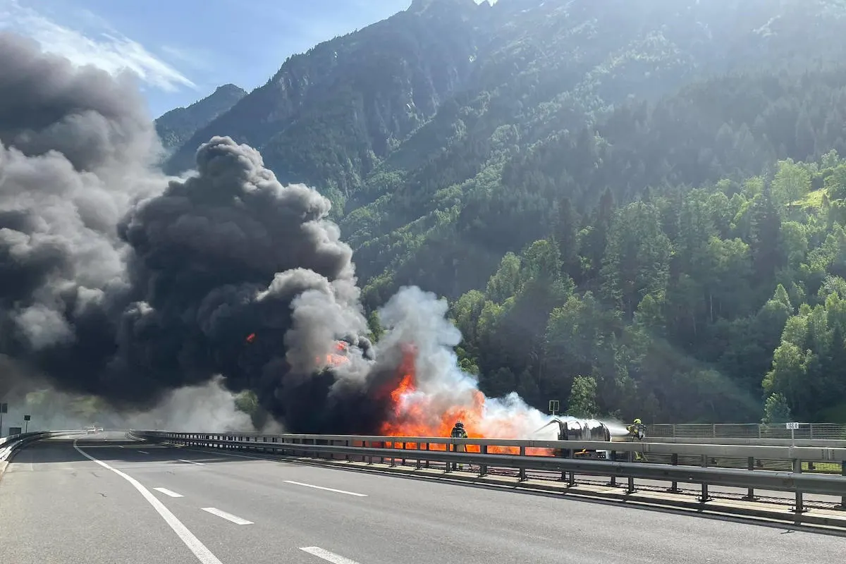 A2 Wassen UR – Brand eines Sattelmotorfahrzeugs