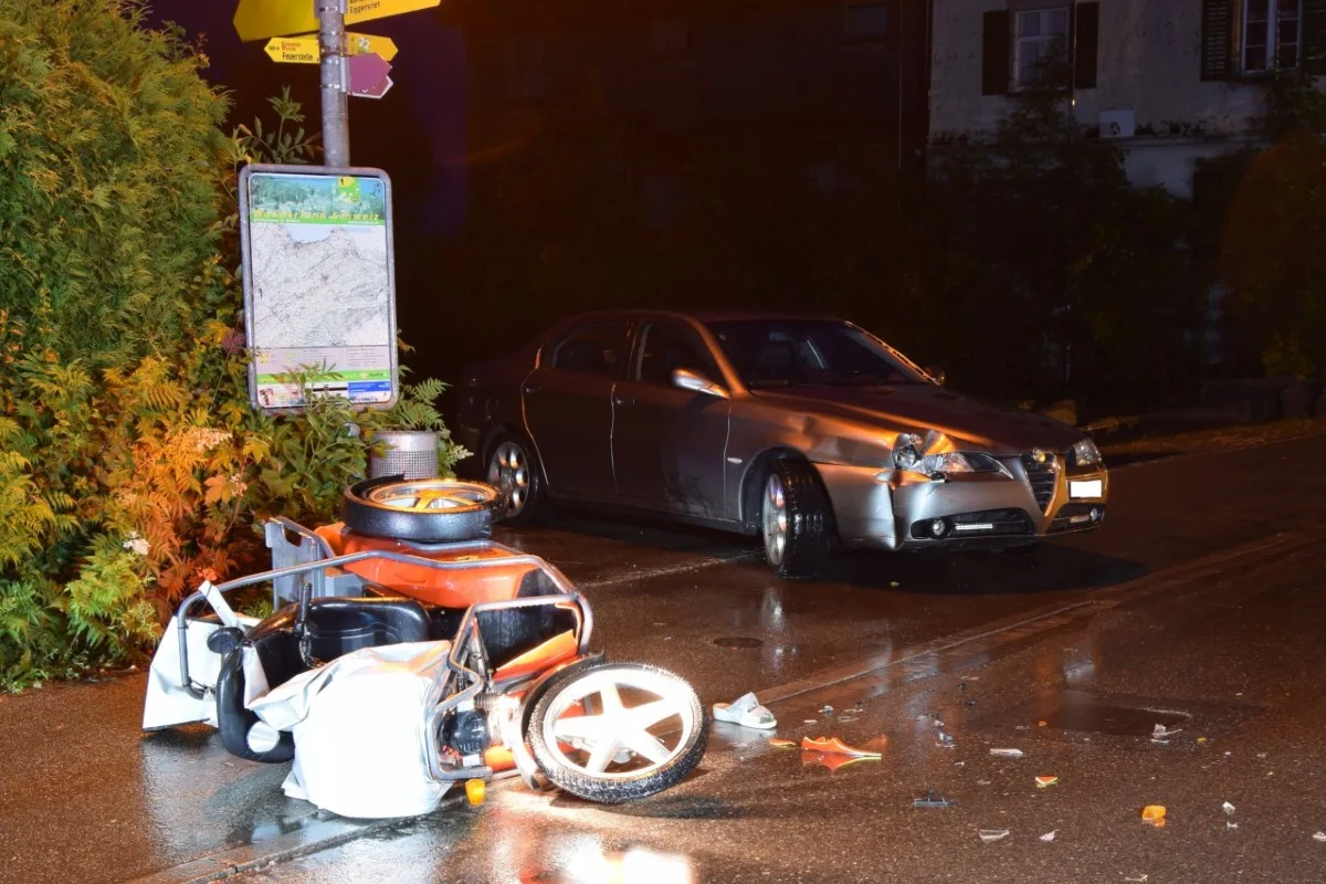 Heiden AR - Kollision zwischen Alfa Romeo und Kleinmotorrad - eine Person verletzt