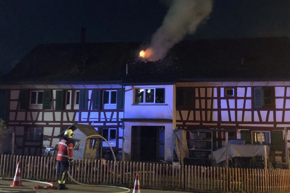 Oberaach TG - Eine verletzte Person bei Brand im Dachstock