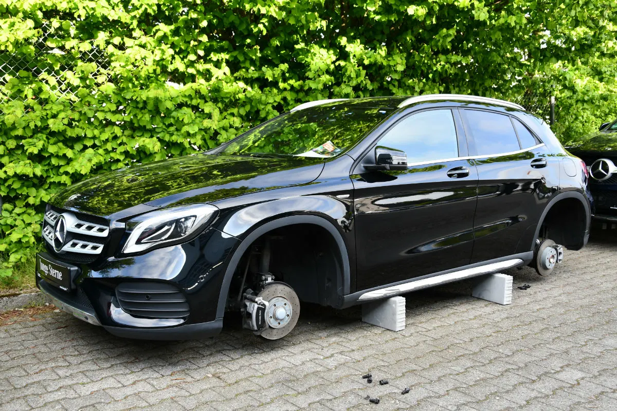 13 Autos aufgebockt und Reifen entwendet