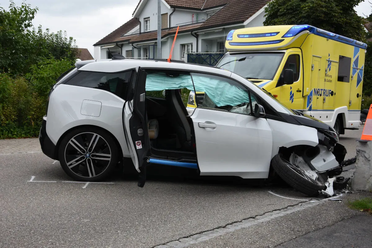 Flawil SG – Mit Auto gegen Mauer gefahren