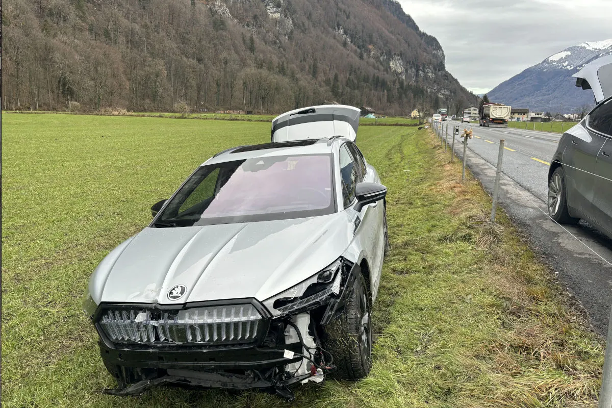 Netstal GL – Selbstunfall wegen Unwohlsein am Steuer