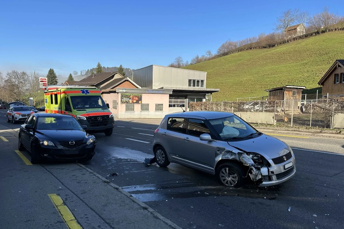 Herisau AR - Leicht verletzte Beifahrerin nach Kollisionen zwischen zwei Personenwagen