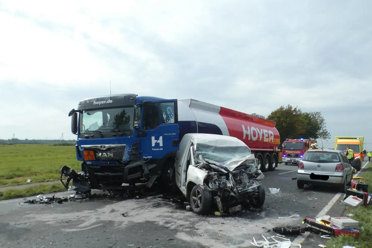 Stadland – Schwerer Verkehrsunfall auf B437– Eine Person tödlich und eine Person lebensgefährlich verletzt
