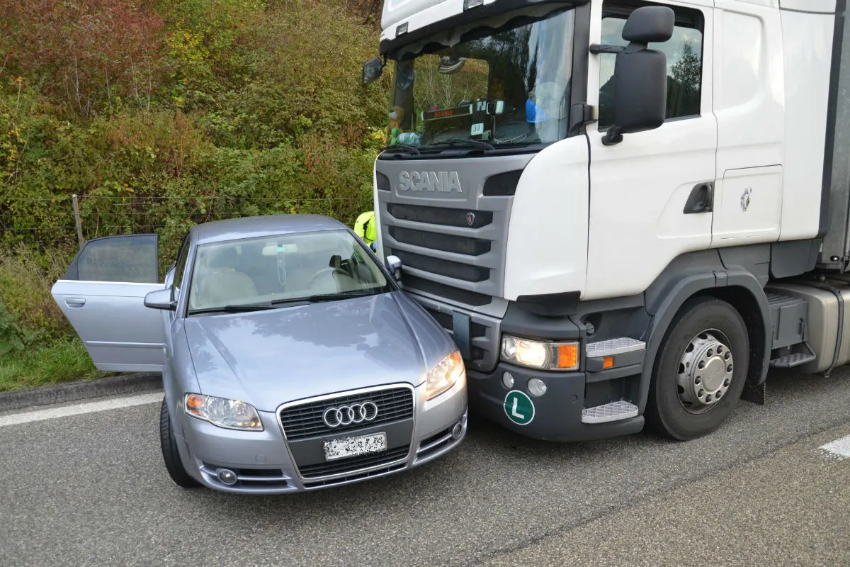 Unfall Autobahn A2 Itingen BL - Lastwagen erfasst Audi mit einem zweijährigen Mädchen drin
