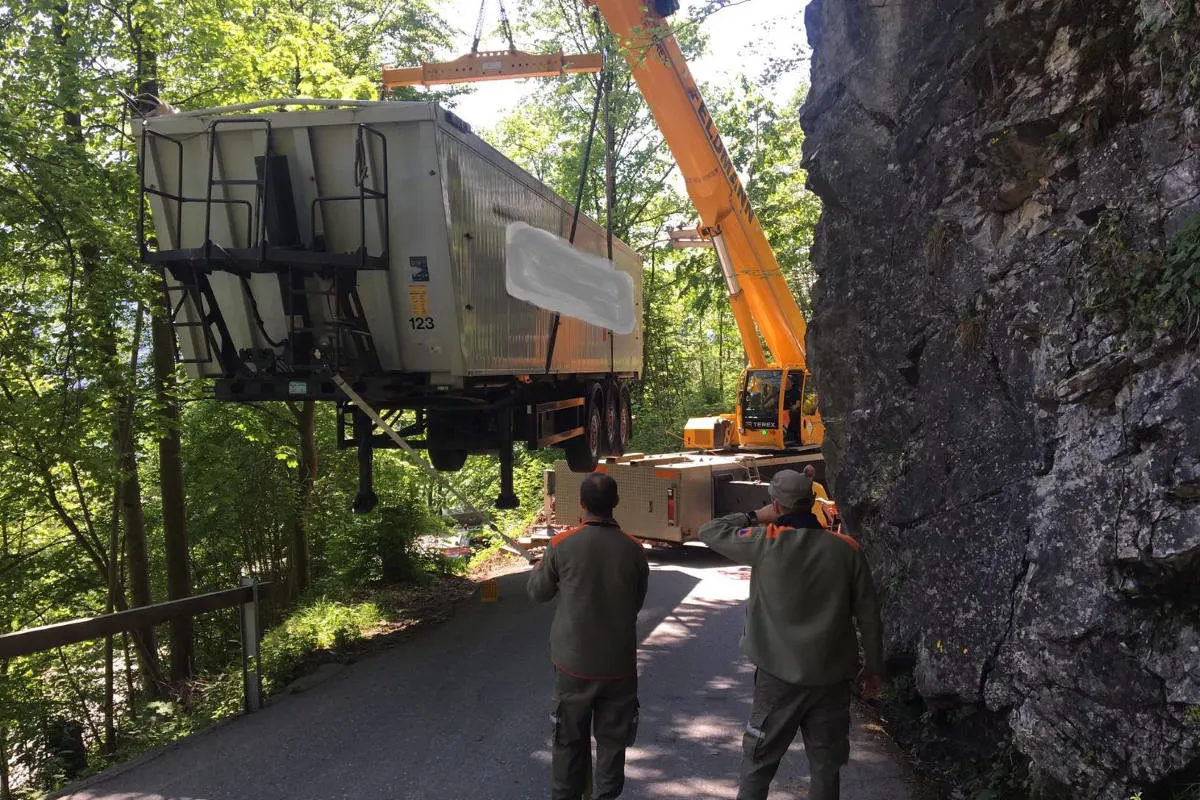 Näfels GL - Sattelmotorfahrzeug auf Bergstrasse festgefahren
