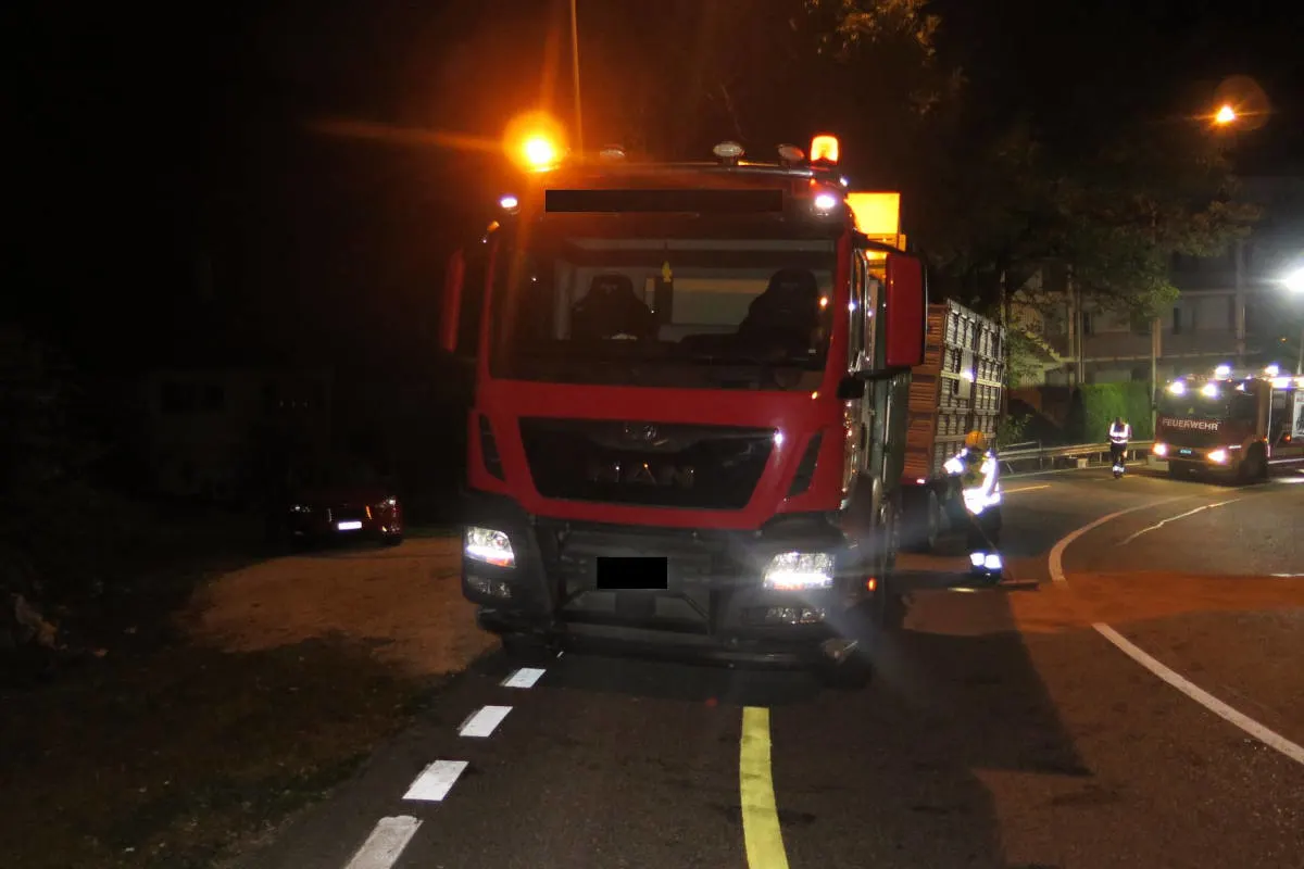 Unfall in Waldenburg BL – Lastwagen kollidiert mit Leitplanke – Treibstoff ausgelaufen