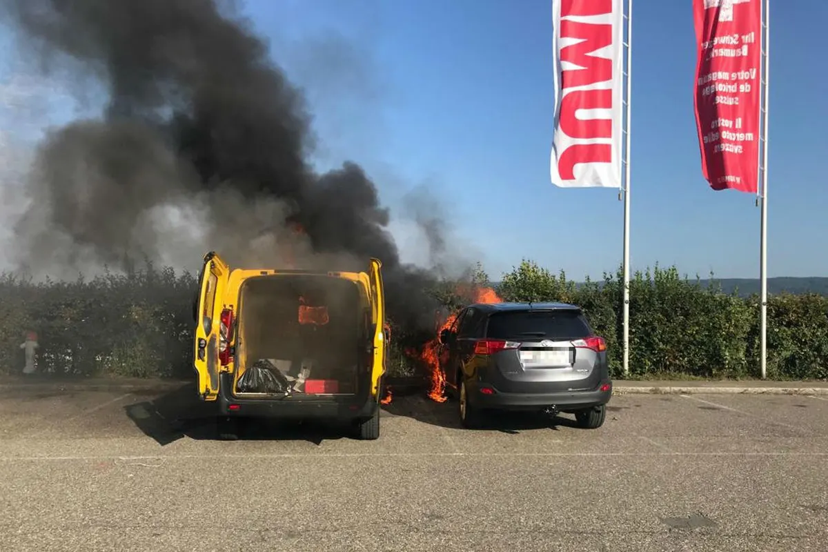 Pratteln BL - Zwei Fahrzeuge bei Brand zerstört