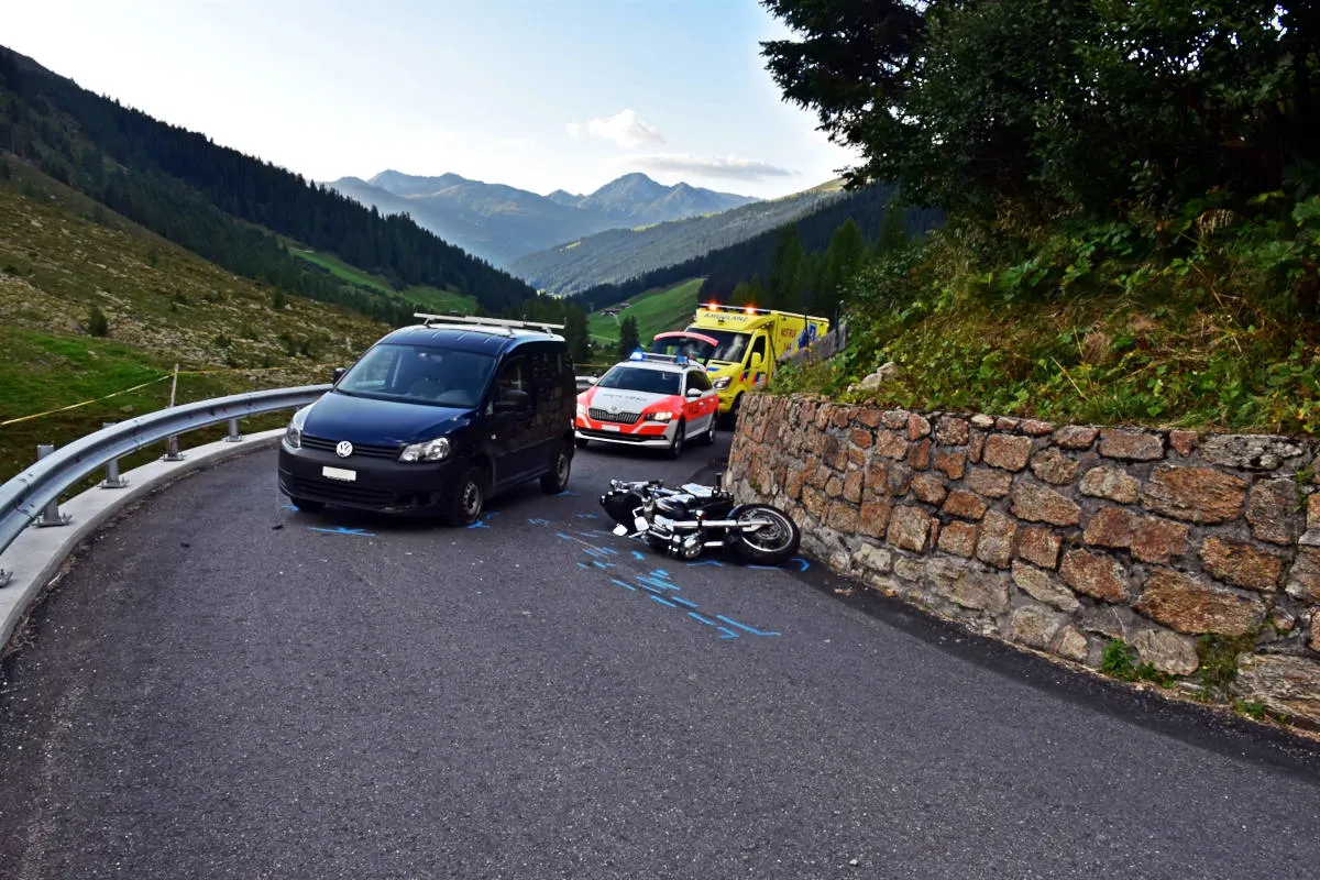 Davos Clavadel GR - Verletzter Motorradfahrer nach Kollision mit Auto