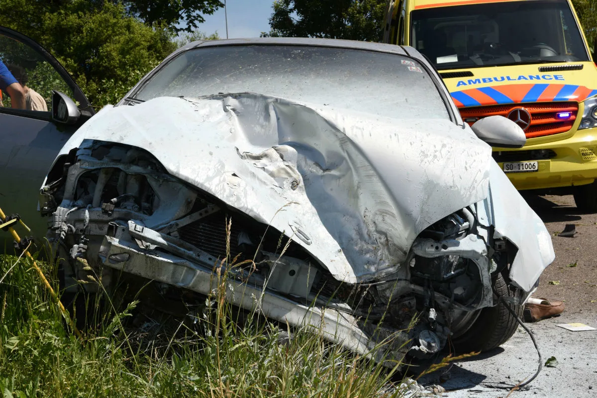 Egerkingen SO  - Selbstunfall mit Auto fordert zwei schwerverletzte Personen