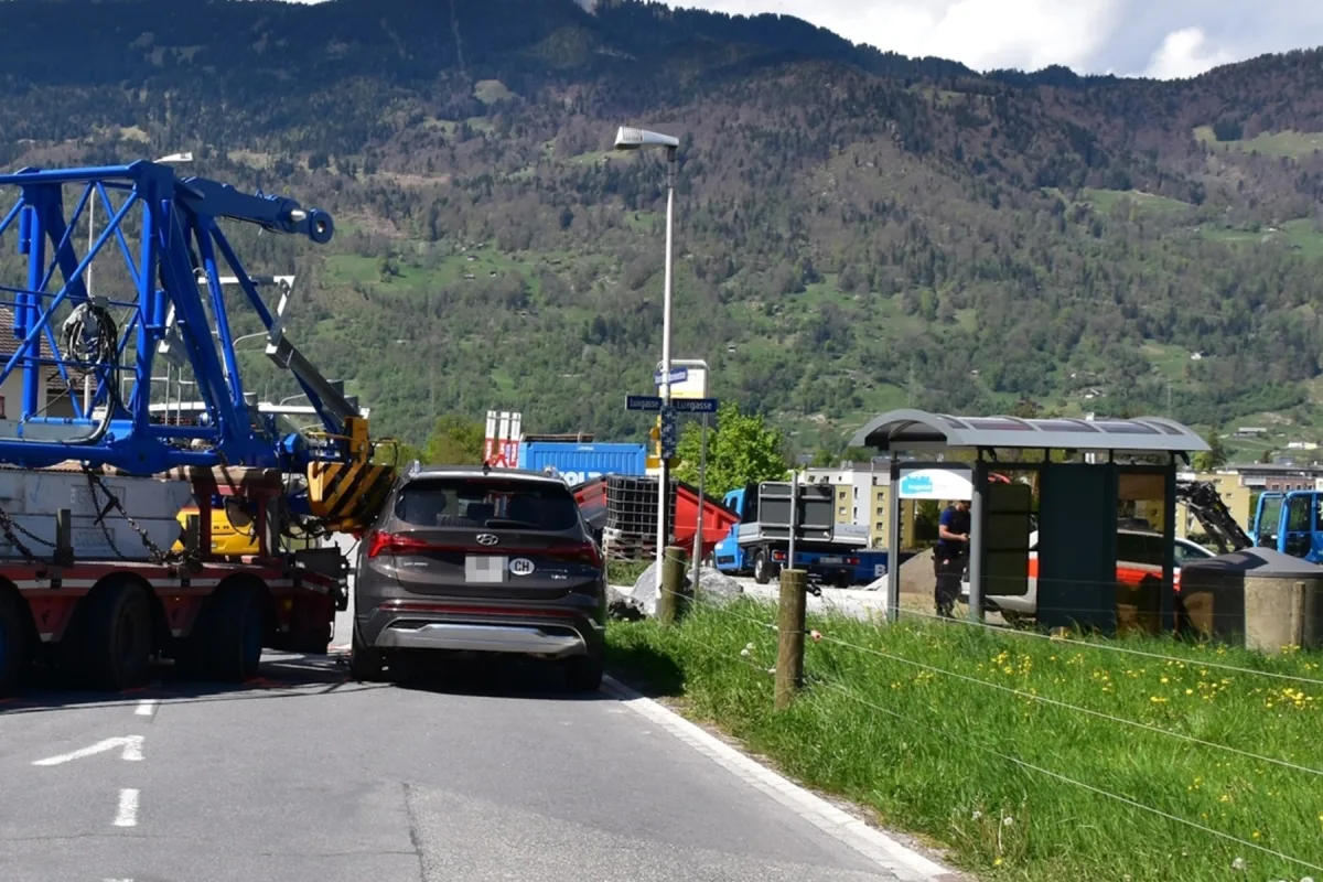Unfall Igis GR – Baukran trifft Auto beim Abbiegen
