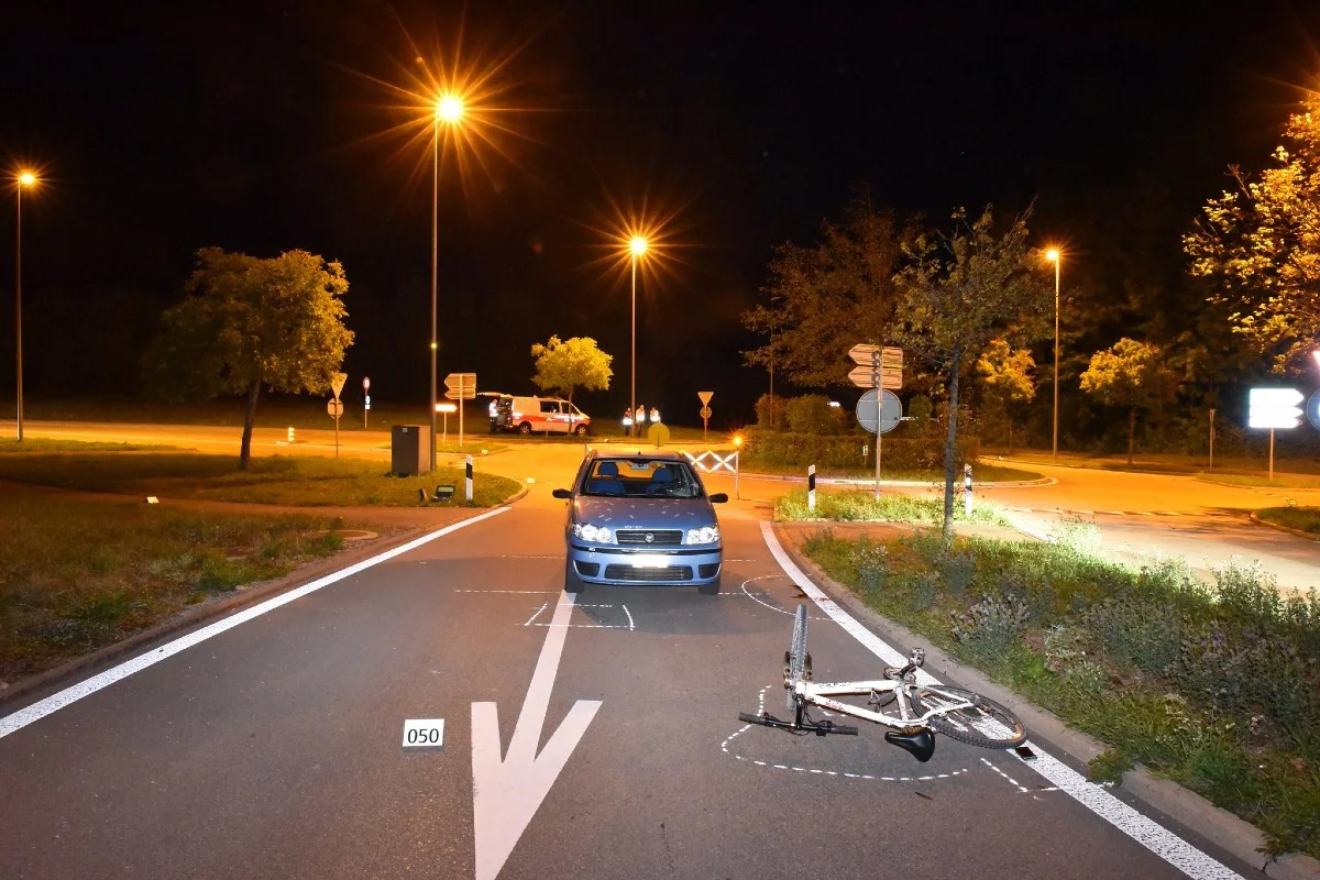 Bülach ZH - Velofahrer bei Verkehrsunfall schwer verletzt