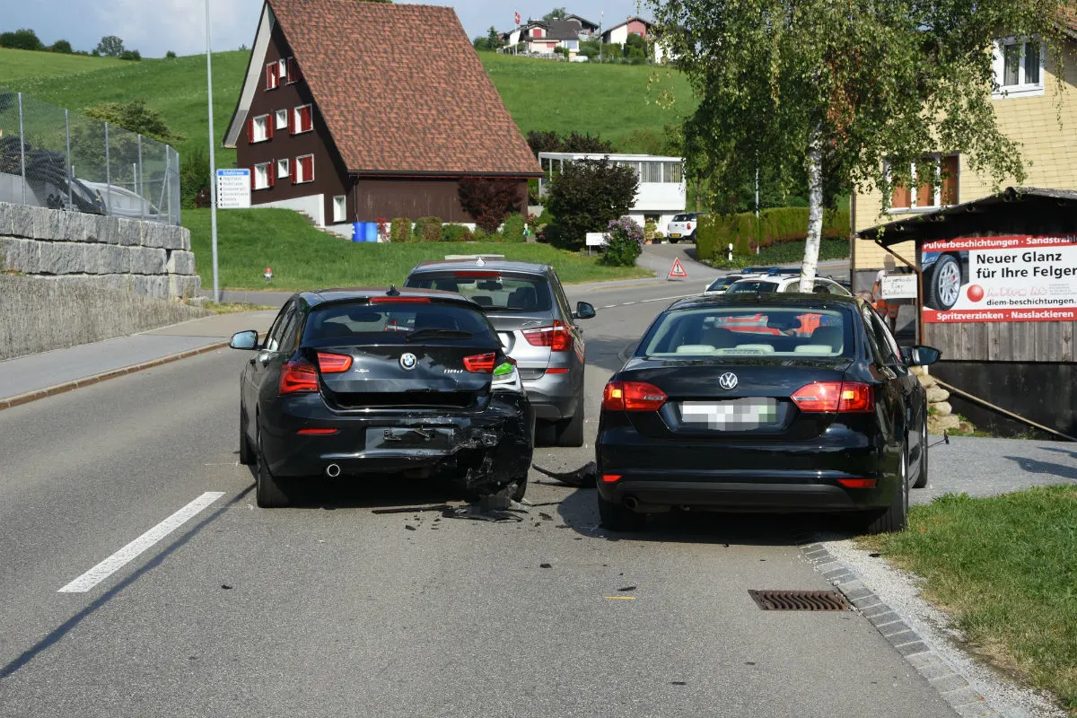 Gebertingen SG - Auffahrkollision mit drei Autos