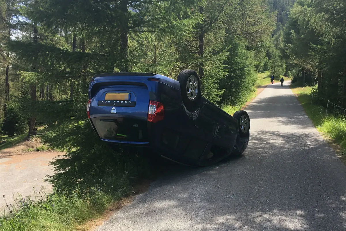 S-chanf GR - Auto landet auf dem Dach