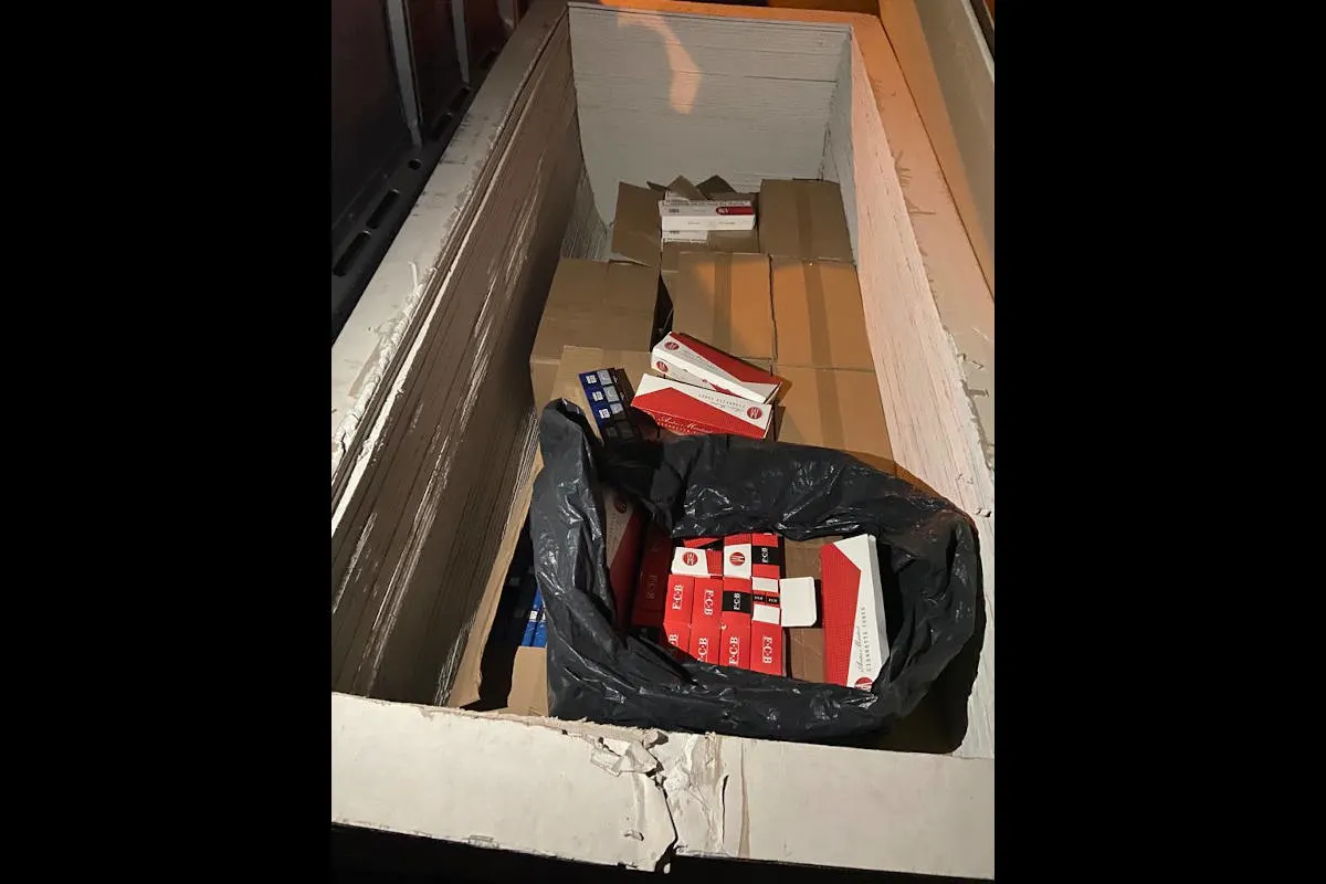 Berlin – Zoll entdeckt in einem ausgehöhlten Stapel Rigipsplatten rund 110.000 Schmuggelzigaretten