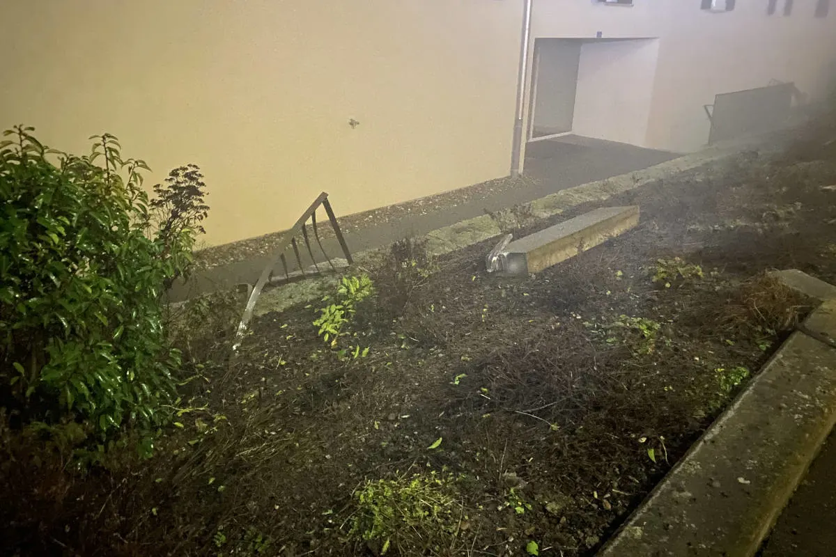 Rottenschwil AG –  Bei Selbstunfall mit Hauswand kollidiert