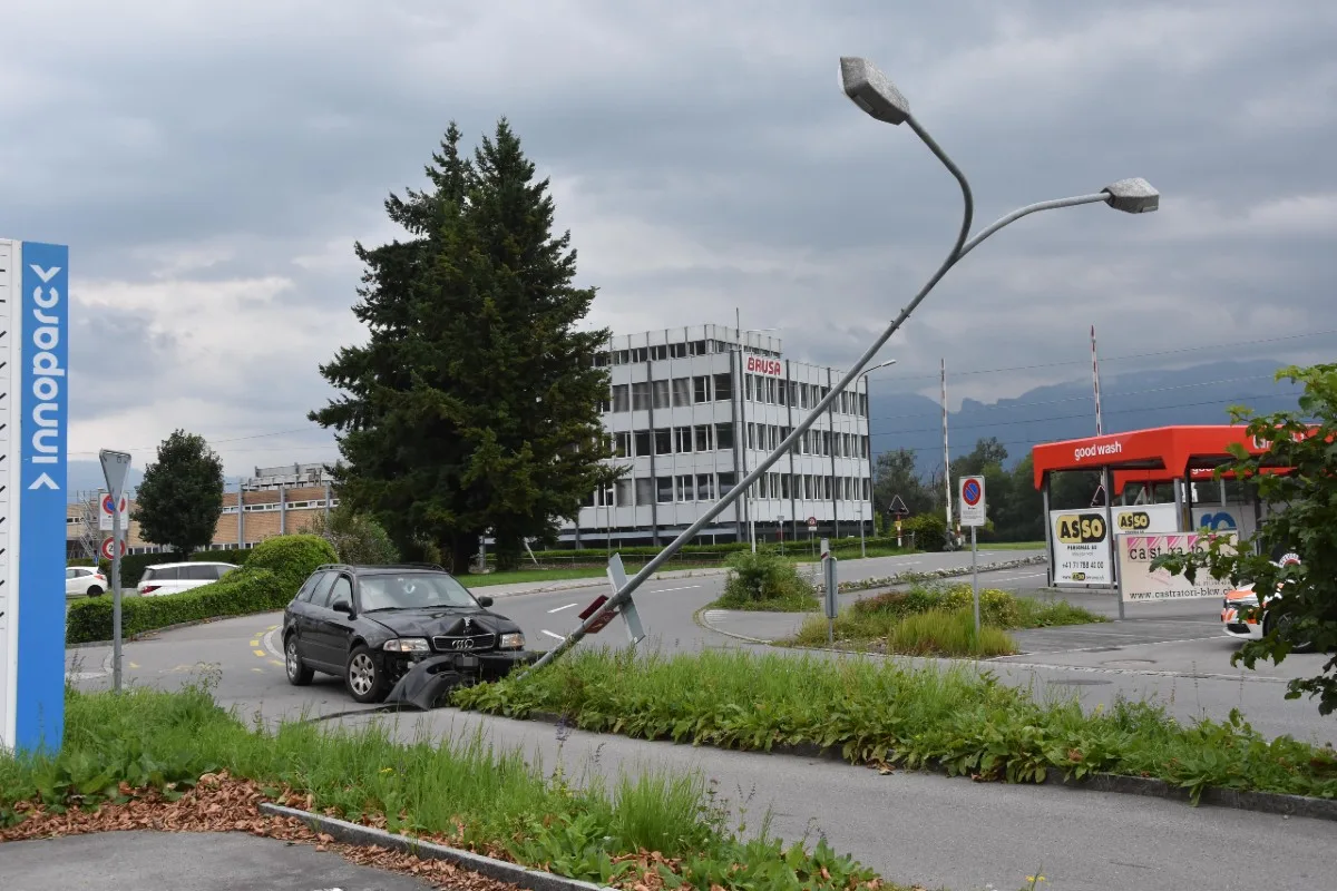  Heerbrugg AG - Mit dem Audi gegen Kandelaber gefahren - Fahrerin fahrunfähig