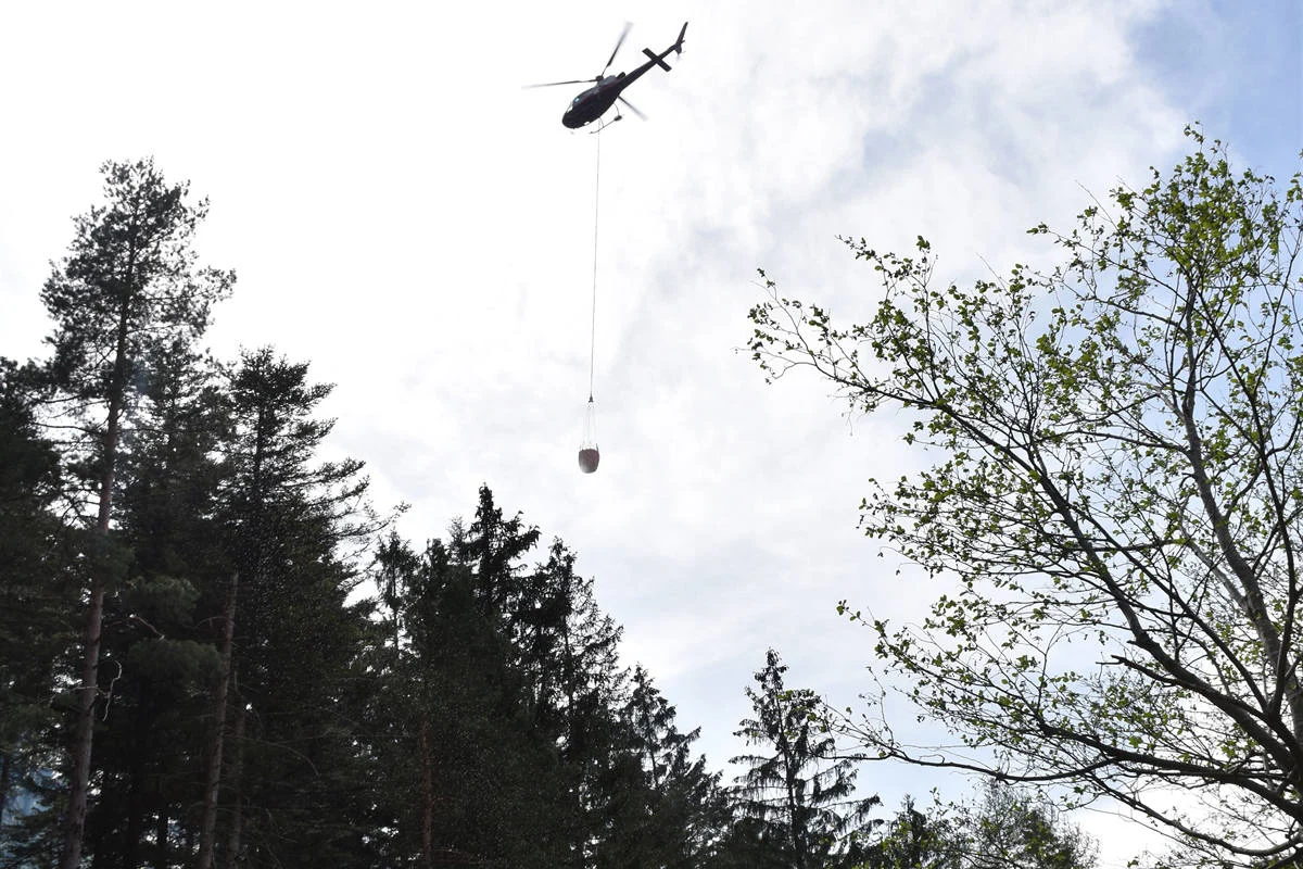 Zizers GR - Feuerwehr- und Helikoptereinsatz wegen Waldbrand