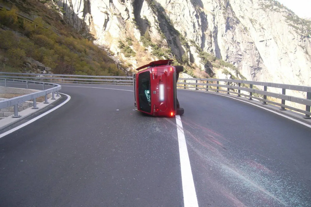 Andermatt UR - Selbstunfall mit Personenwagen – eine Person verletzt
