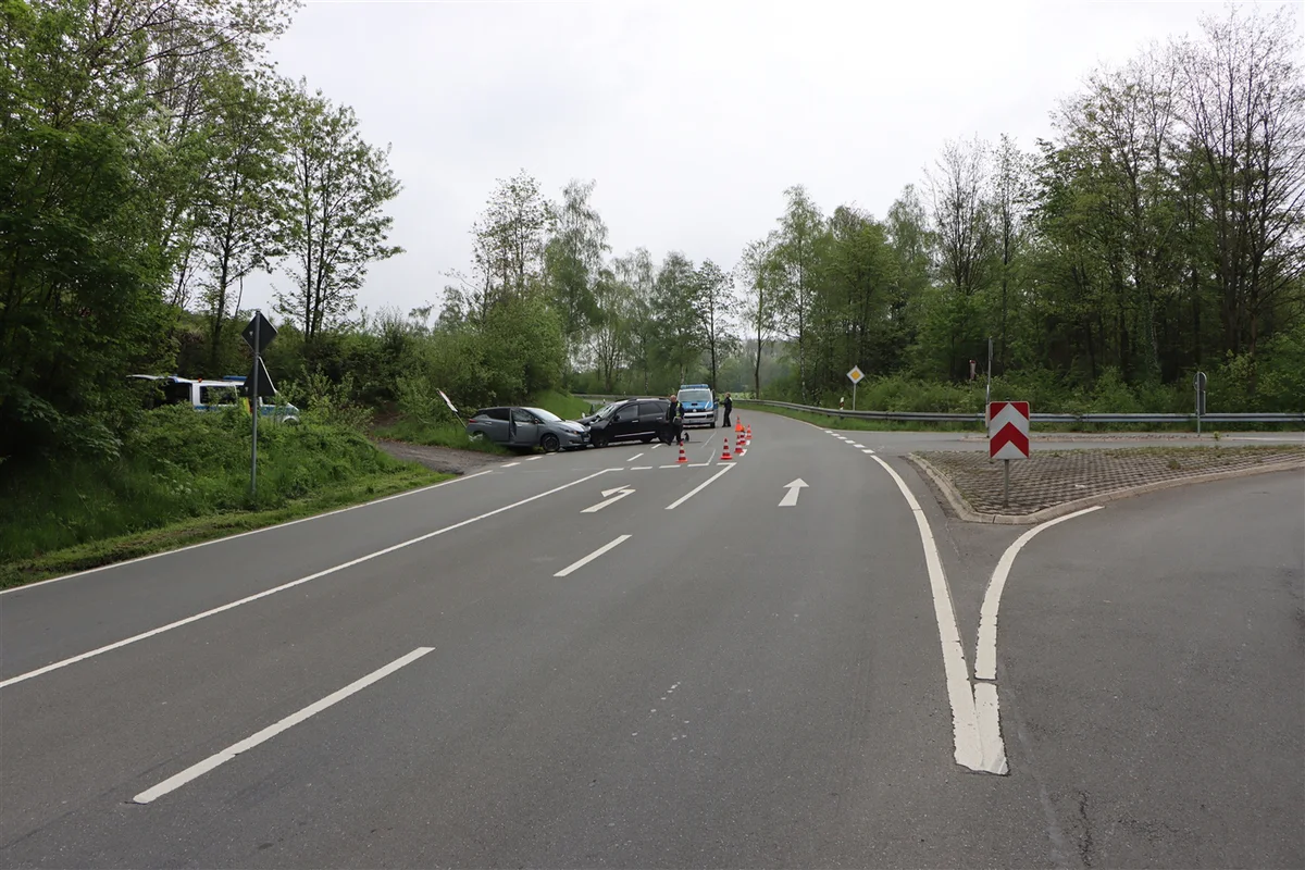 Lindlar - Verkehrsunfall mit zwei Schwerverletzten 