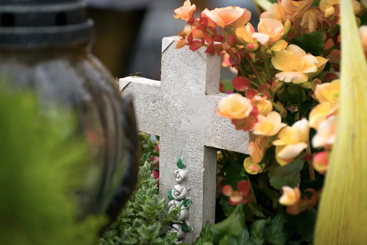 Hannover NI – Gräber auf Friedhof beschädigt
