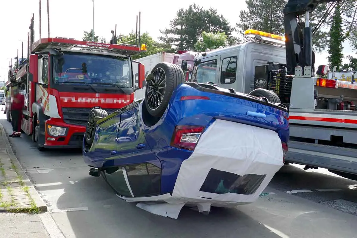 Bremerhaven - Auto rutscht von Transporter auf die Straße
