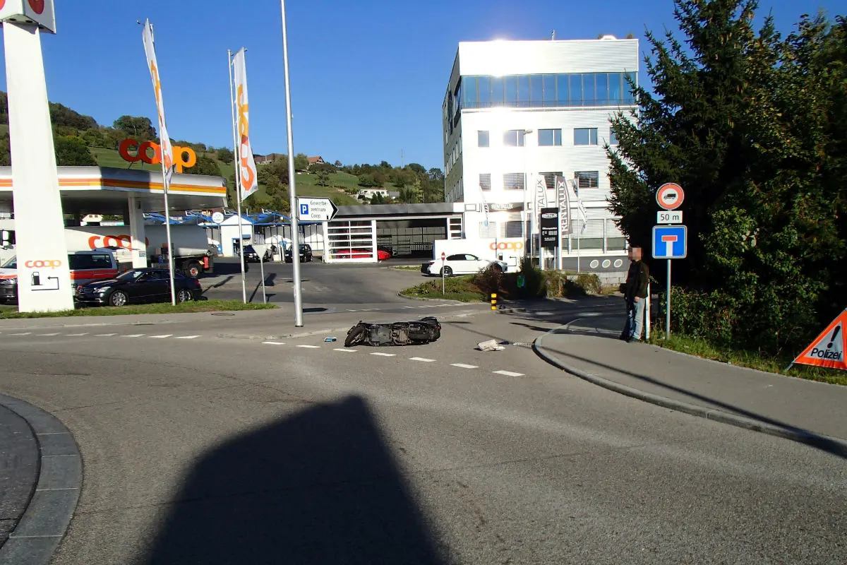 Reinach AG - Rollerfahrer bei Crash verletzt