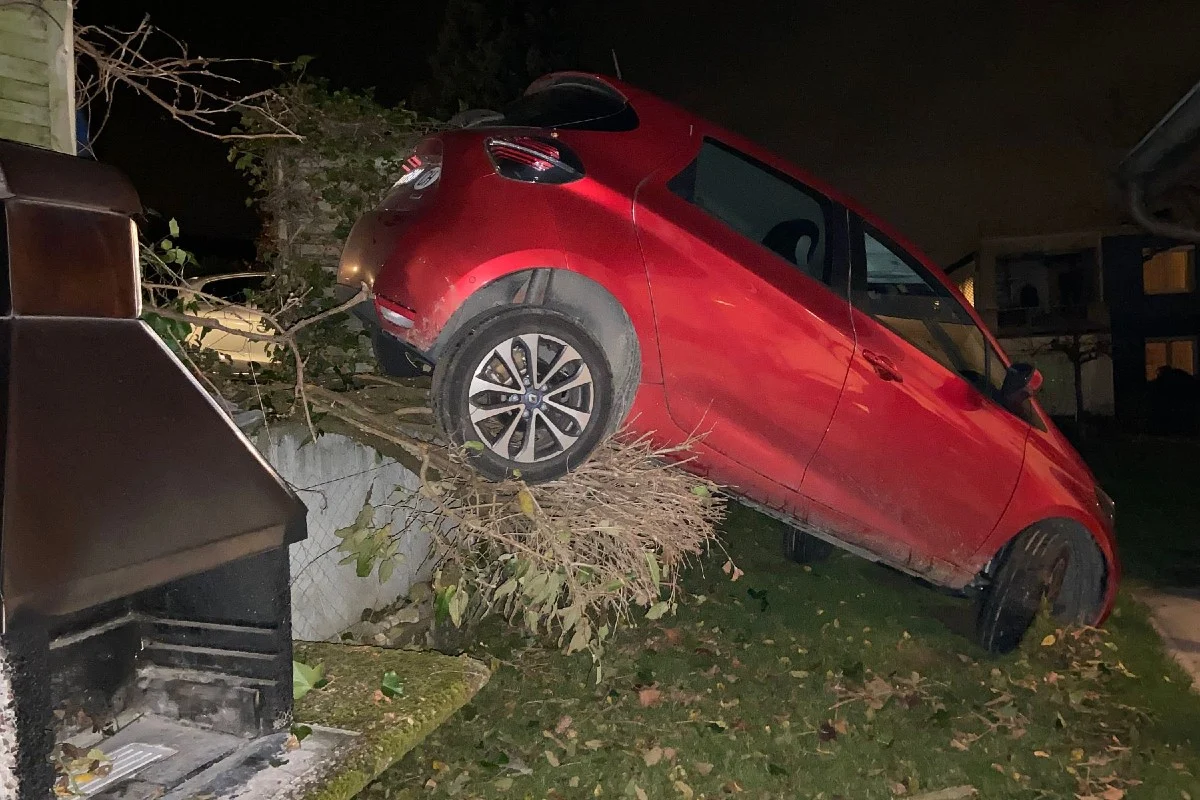 Pfeffingen BL - Personenwagen durchbricht Holzzaun und kommt im Garten zum Stillstand