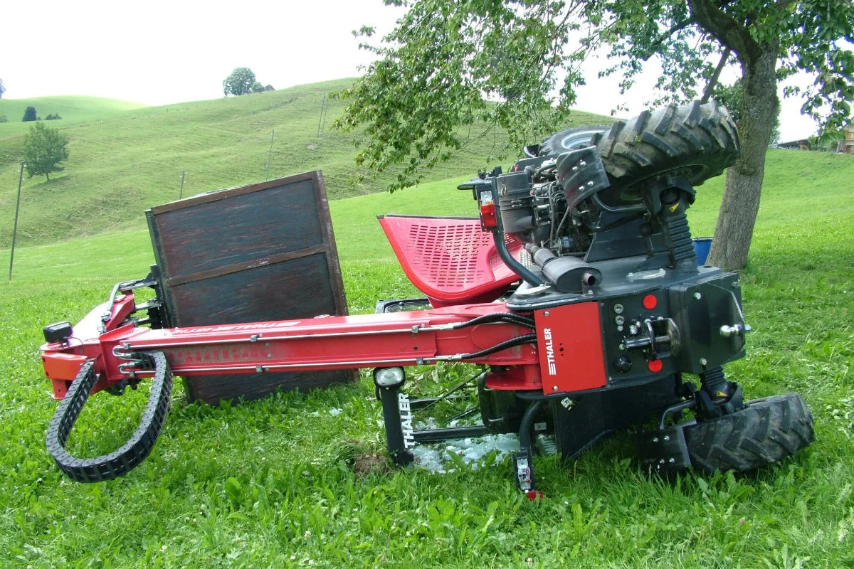 Schönengrund SG - Teleskoplader stürzt auf Landwirt