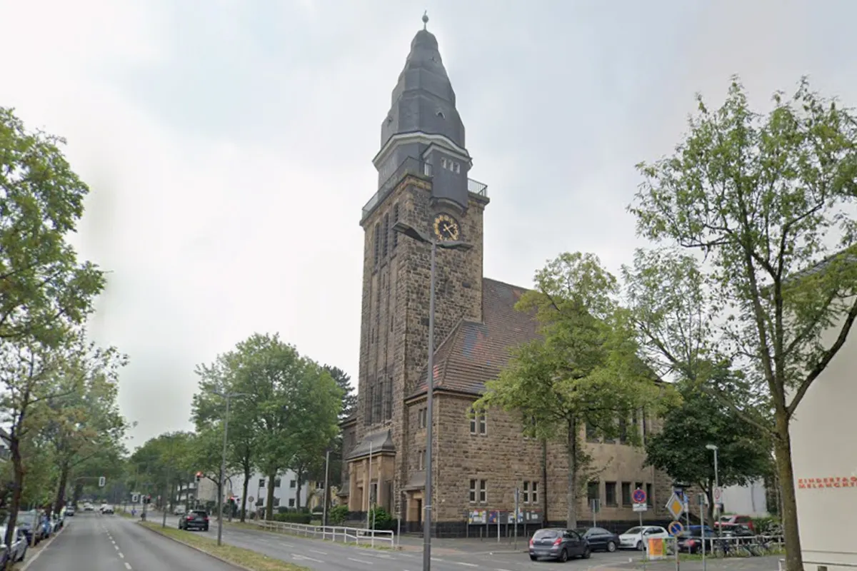 Bochum NW – 45-Kilo-Kugel droht vom Kirchturm zu stürzen