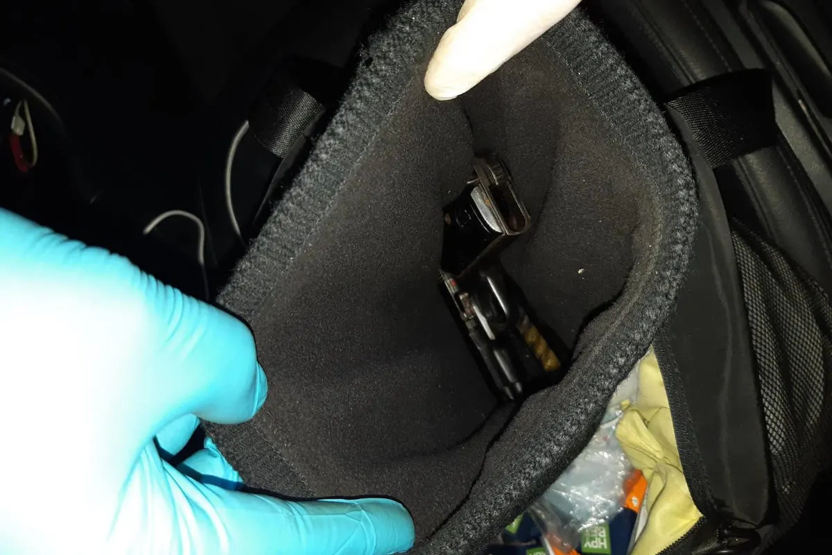 Waffenschmuggler fliegen auf – Bundespolizei stellt Waffen, Munition, Geld und Autos sicher