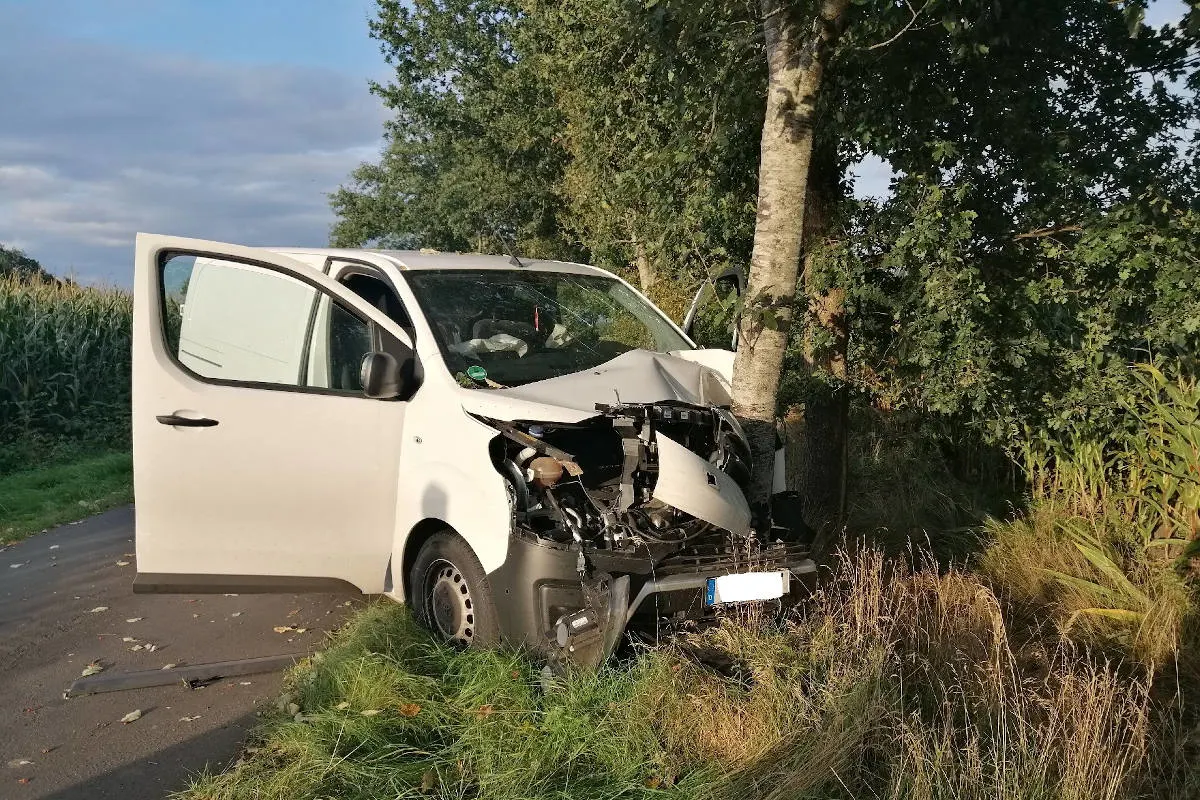 Zetel und Varel – Abkommen von der Fahrbahn endete in Zetel an einem Baum 