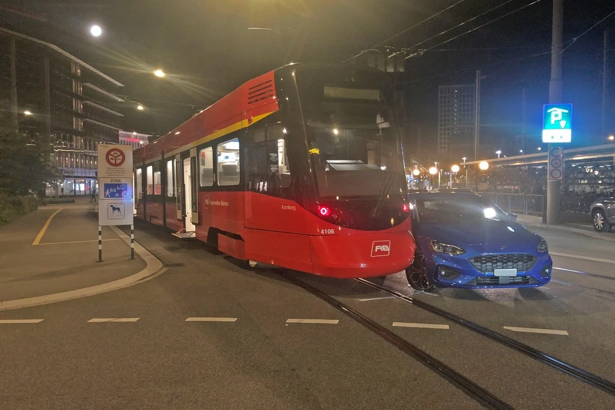 Unfall in St. Gallen - Autofahrer kollidiert beim Verlassen der Tiefgarage mit Appenzeller Bahn