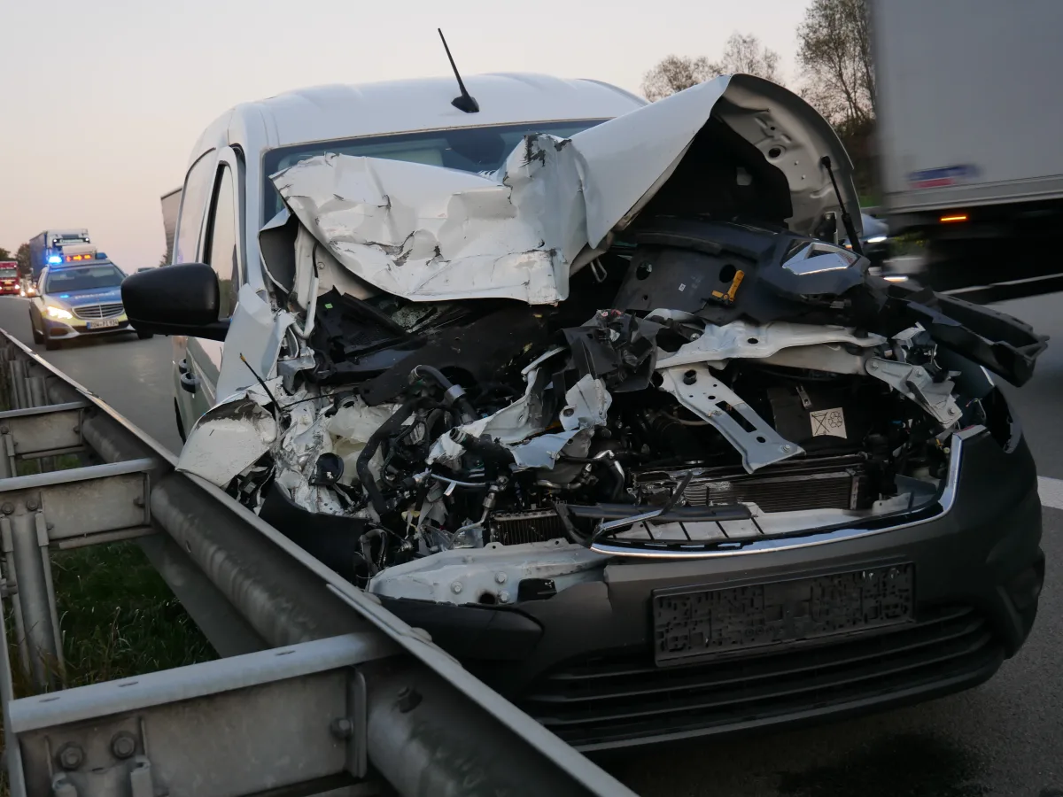 A1 Hollenstedt – Tief stehende Sonne führt zu Auffahrunfall