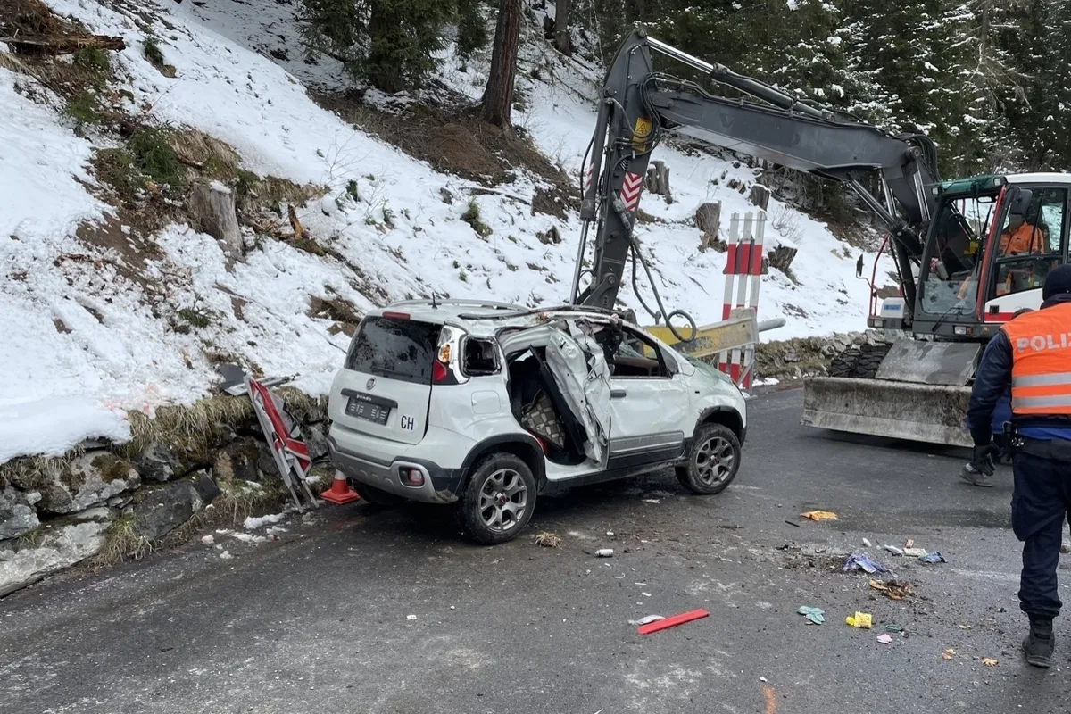 Ardez GR - Auto überschlägt sich bei Unfall mehrfach