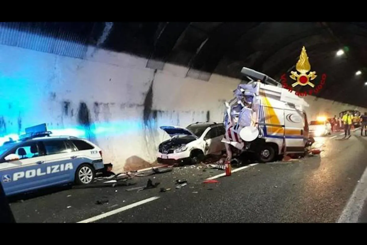 Lastwagen kracht in Pannenhilfe und Polizeifahrzeug
