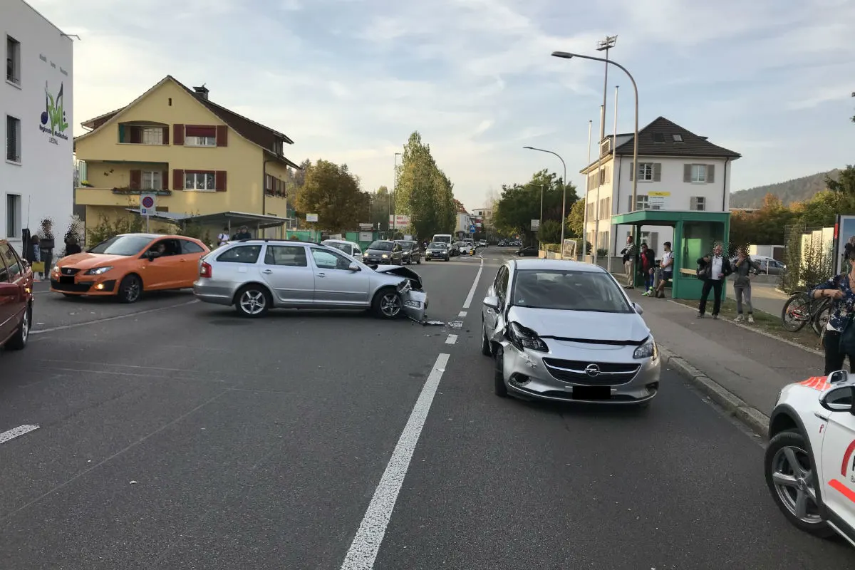 Liestal BL - Kollision zwischen zwei Personenwagen